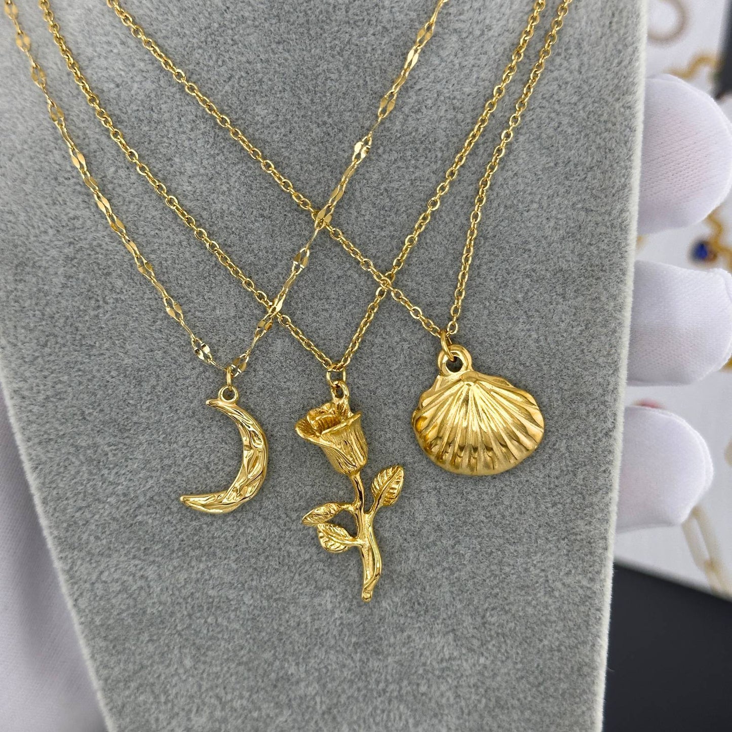 The Floral Grace Necklace – Waterproof 18K Gold-Plated